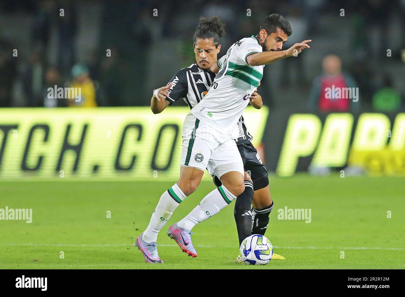 Curitiba, Brasilien. 20. Mai 2023. Ze Roberto von Coritiba kämpft um Besitz mit Mauricio Lemos von Atletico Mineiro während des Spiels zwischen Coritiba und Atletico Mineiro für die brasilianische Serie A 2023 im Stadion Couto Pereira am 20. Mai in Curitiba. Foto: Heuler Andrey/DiaEsportivo/Alamy Live News Kredit: DiaEsportivo/Alamy Live News Stockfoto