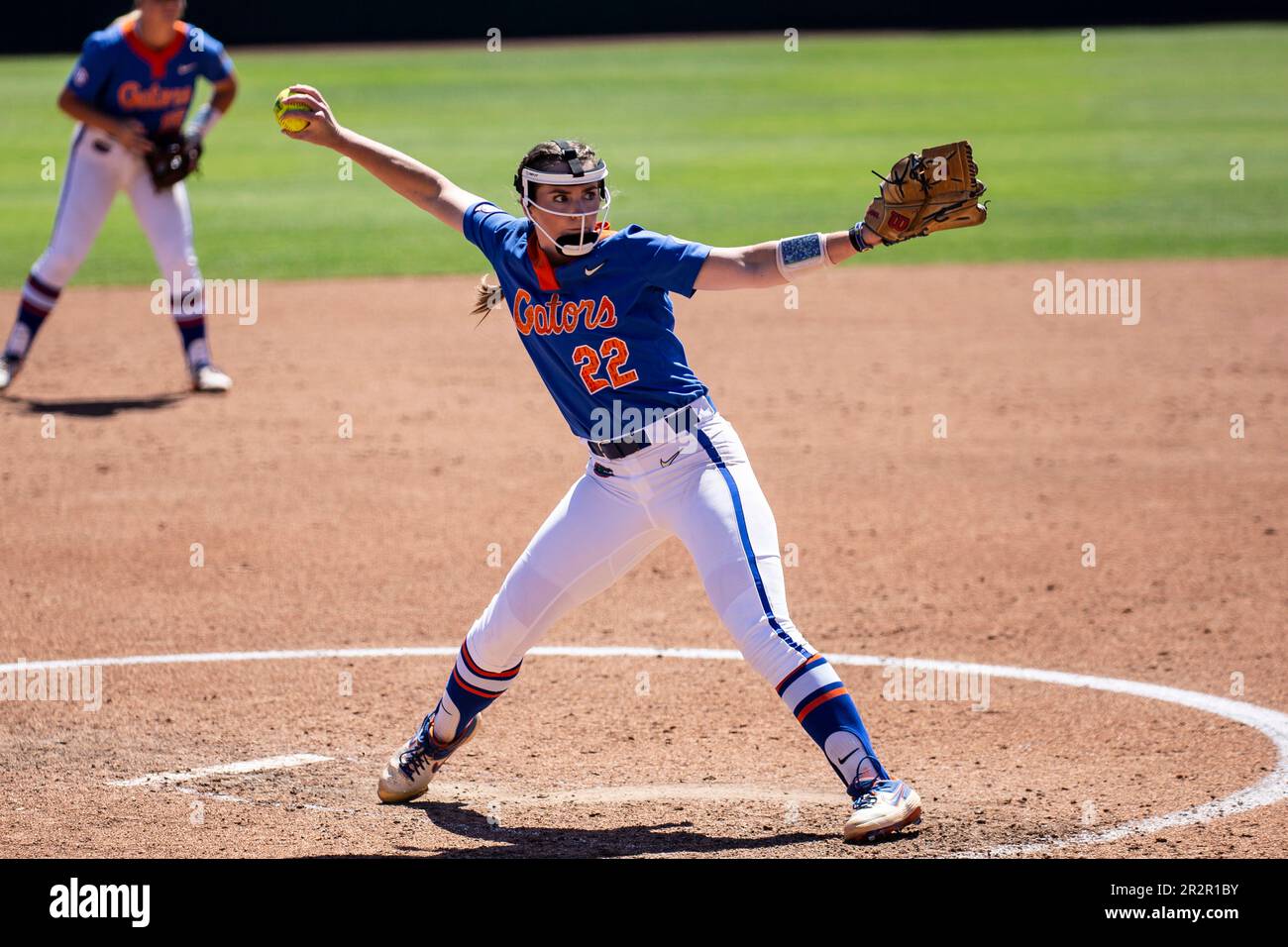 Mai 20 2023 Palo Alto CA USA Der erste Pitcher/Relief Pitcher aus Florida Elizabeth Hightower (22) liefert den Ball während des NCAA Stanford Regional Softball Spiels zwischen Florida Gators und dem Stanford Cardinal. Stanford besiegte Florida 8-0 im Boyd & Jill Smith Family Stadium Palo Alto Calif Thurman James/CSM(Kreditbild: © Thurman James/Cal Sport Media) Stockfoto