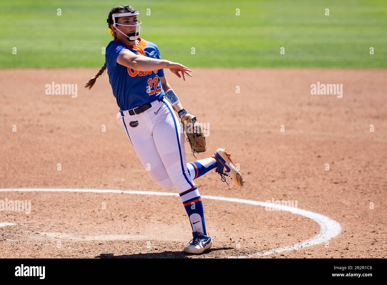 Mai 20 2023 Palo Alto CA USA Der erste Pitcher/Relief Pitcher aus Florida Elizabeth Hightower (22) liefert den Ball während des NCAA Stanford Regional Softball Spiels zwischen Florida Gators und dem Stanford Cardinal. Stanford besiegte Florida 8-0 im Boyd & Jill Smith Family Stadium Palo Alto Calif Thurman James/CSM(Kreditbild: © Thurman James/Cal Sport Media) Stockfoto