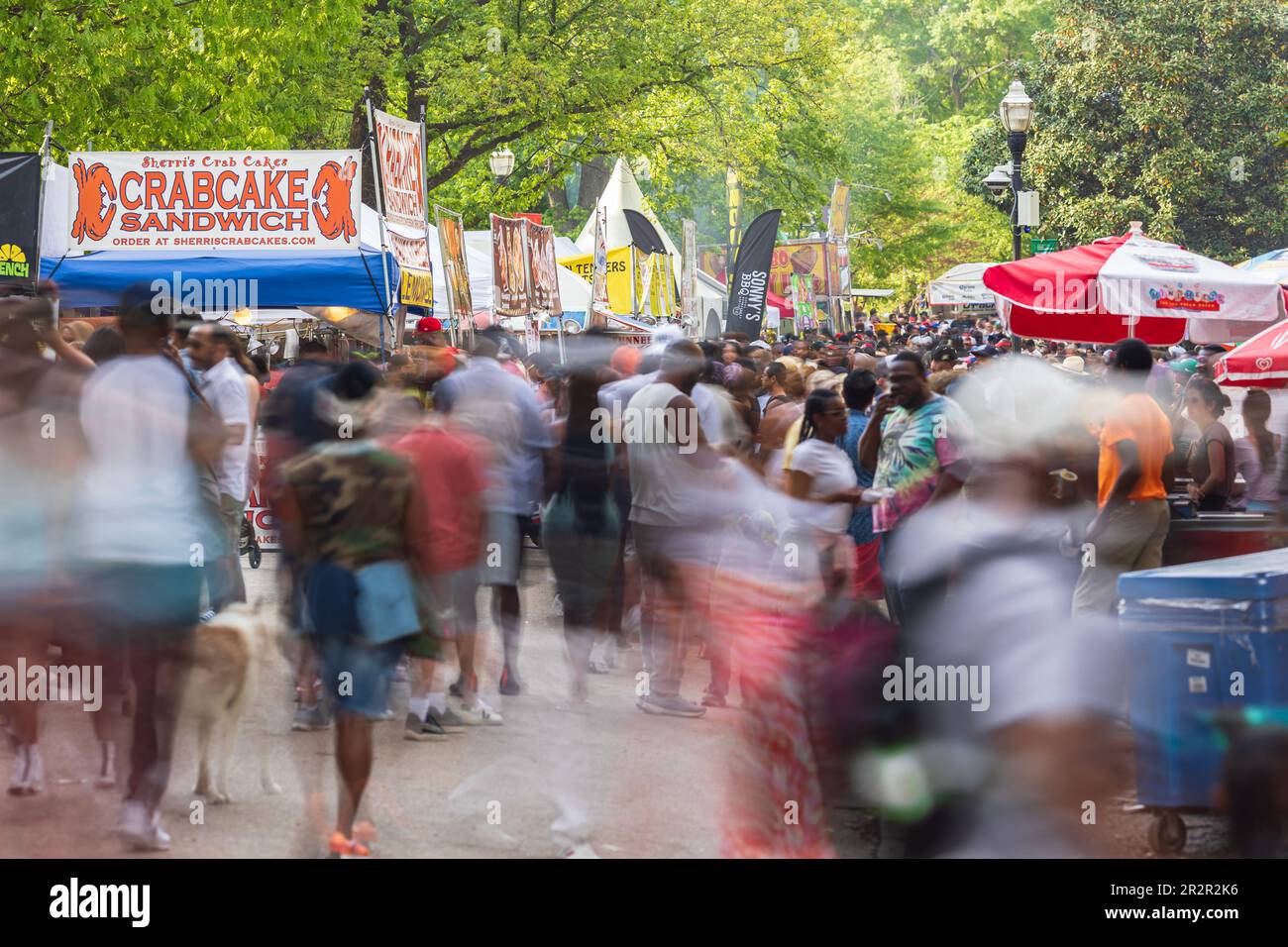 Atlanta, GA/USA - 15. April 2023: Menschen bewegen sich beim Atlanta Dogwood Festival am 15. April 2023 unscharf. Stockfoto