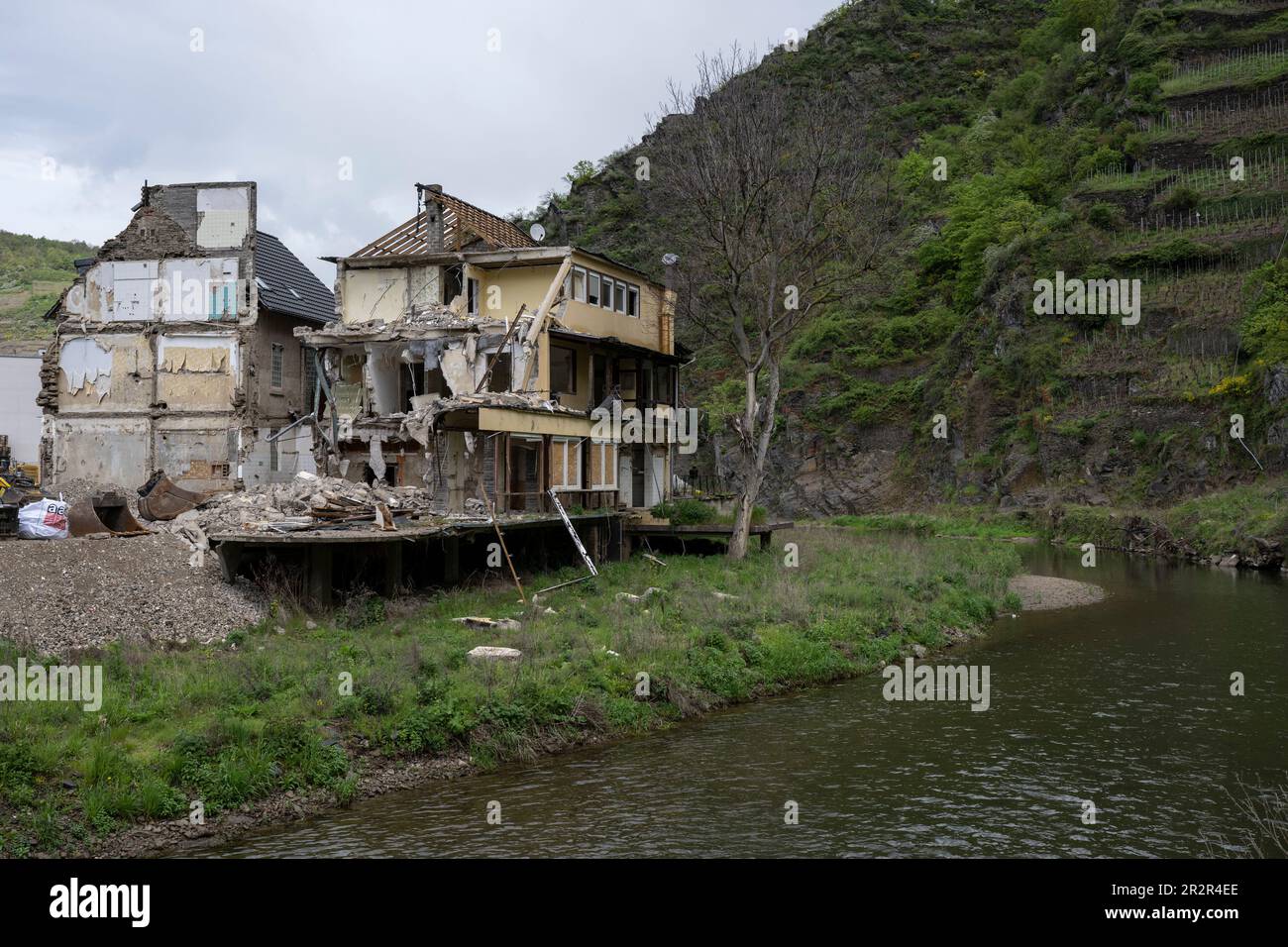 05. Mai 2023, Rheinland-Pfalz, Mayschoß: Die Ruinen eines Hauses in Mayschoß zeugen noch immer von der Kraft der Wassermassen. Zwei Jahre nach der Flutkatastrophe mit mindestens 135 Toten leiden noch immer zahlreiche Menschen unter den langfristigen Folgen der Nacht der Katastrophe. (Zu dpa: 'Mürrisch wartet auf die Entscheidung über den Wiederaufbau der Ahr') Foto: Boris Roessler/dpa Stockfoto