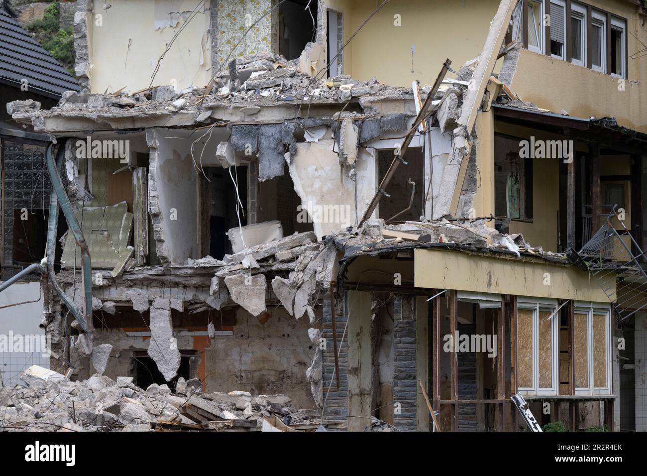 05. Mai 2023, Rheinland-Pfalz, Mayschoß: Die Ruinen eines Hauses in Mayschoß zeugen noch immer von der Kraft der Wassermassen. Zwei Jahre nach der Flutkatastrophe mit mindestens 135 Toten leiden noch immer zahlreiche Menschen unter den langfristigen Folgen der Nacht der Katastrophe. (Zu dpa: 'Mürrisch wartet auf die Entscheidung über den Wiederaufbau der Ahr') Foto: Boris Roessler/dpa Stockfoto