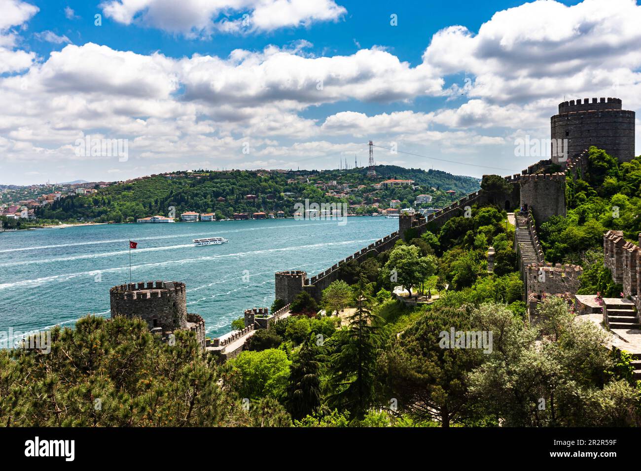 Rumeli-Festung (Hissar), Bosporus von europäischer Seite, Istanbul, Sarıyer-Viertel, Türkei Stockfoto