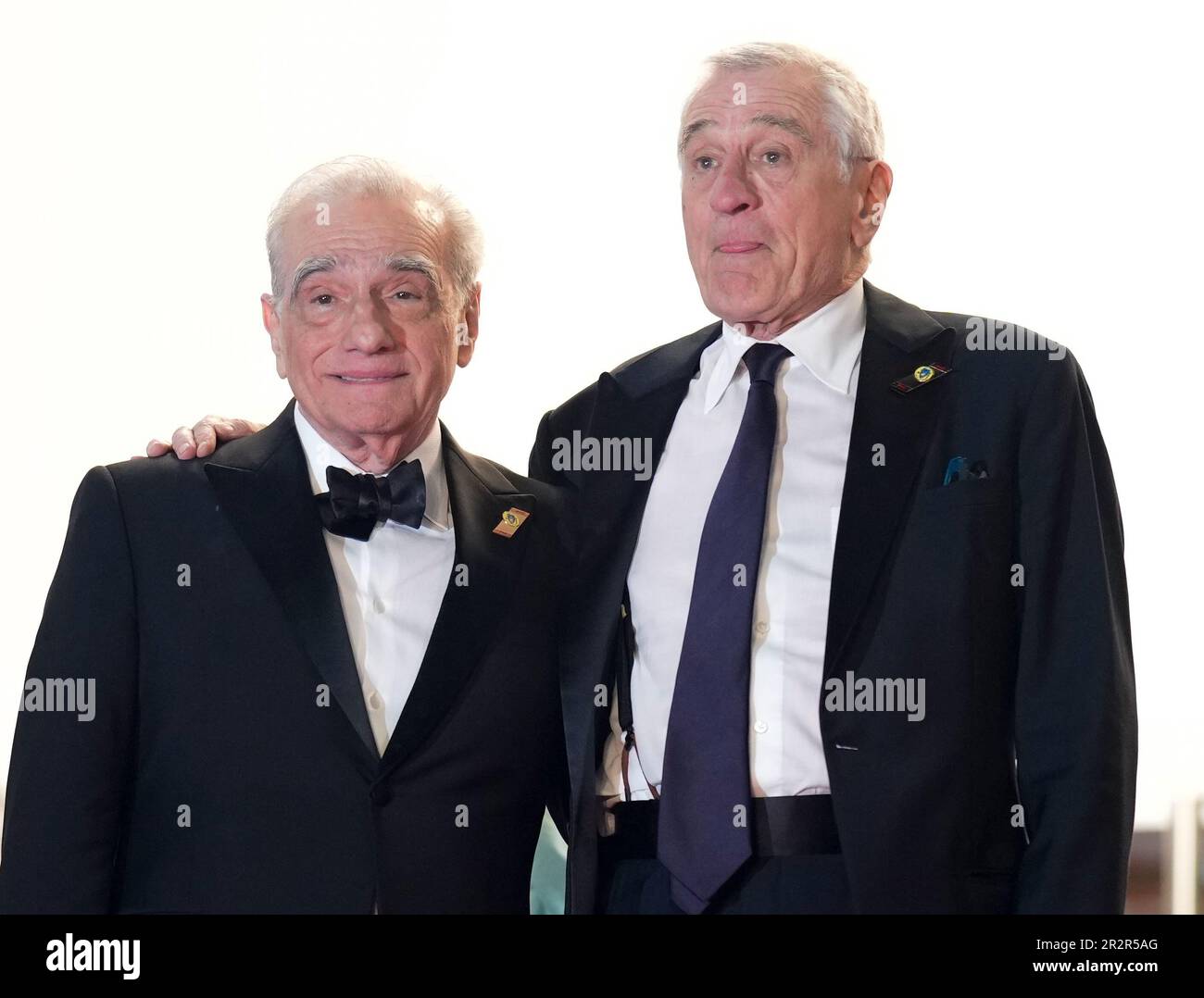 Cannes, Cannes, Frankreich. 20. Mai 2023. Ein sichtbar emotionaler MARTIN SCORSESE, der vor dem Palais des Festivals mit dem langjährigen Mitarbeiter ROBERT DE NIRO für Fotos posiert, nachdem sein Film „Killer des Blumenmondes“ während des 76. Jährlichen Filmfestivals in Cannes am 20. Mai im Palais des Festivals über neun Minuten lang lang lang gestanden hat, 2023 in Cannes, Frankreich. (Kreditbild: © Alexandra Fechete/ZUMA Press Wire) NUR ZUR REDAKTIONELLEN VERWENDUNG! Nicht für den kommerziellen GEBRAUCH! Stockfoto