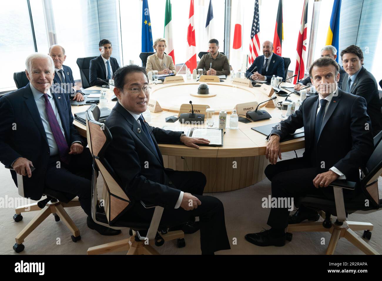 Der ukrainische Präsident Volodymyr Zelensky (Mitte hinten) nimmt am letzten Tag des G7-Gipfels in Hiroshima (Japan) zusammen mit G7 führenden Politikern der Welt an einer Arbeitssitzung Teil. Foto: Sonntag, 21. Mai 2023. Stockfoto