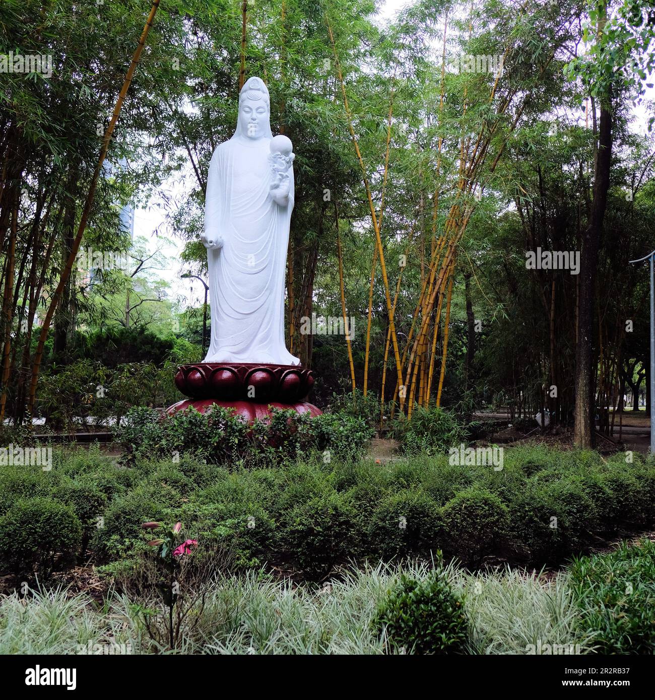 Statue des buddhistischen Bodhisattva Guanyin im Daan Park in Taipei, Taiwan; 1985 vom taiwanesischen Bildhauer Yuyu Yang geformt. Stockfoto