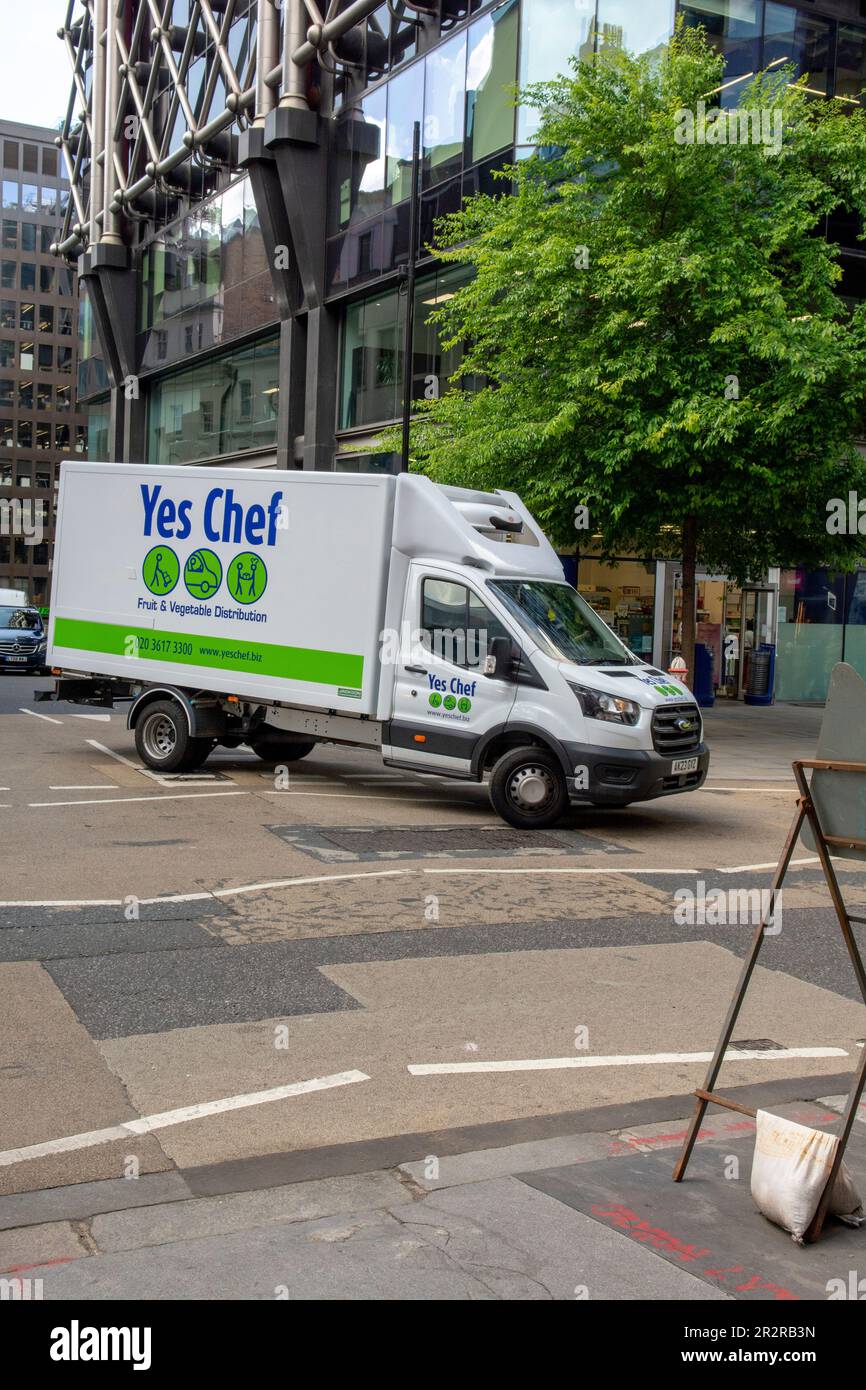 London, UK - 10. Mai 2023 : YesChef Lieferwagen auf der London Street. Ja, der Koch liefert spezialisiertes Obst und Gemüse an die Gastronomiebranche Stockfoto