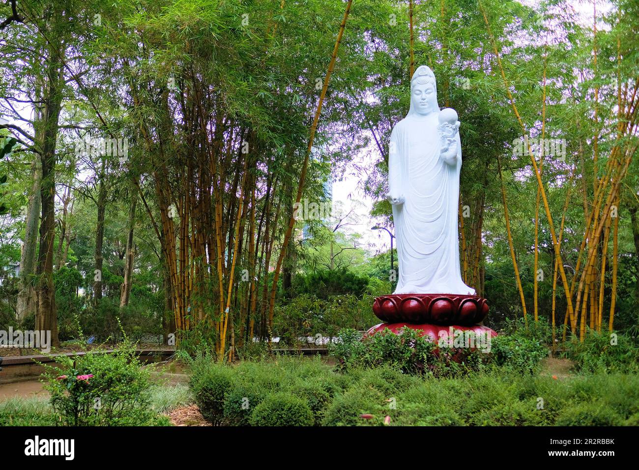 Statue des buddhistischen Bodhisattva Guanyin im Daan Park in Taipei, Taiwan; 1985 vom taiwanesischen Bildhauer Yuyu Yang geformt. Stockfoto