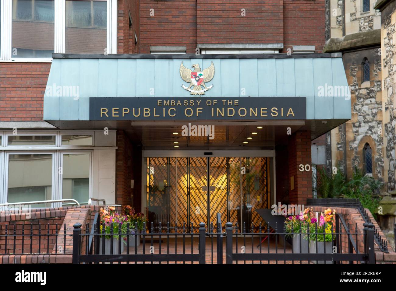 London, UK - 10. Mai 2023 : Eingang zum Gebäude der Botschaft der Republik Indonesien. Stockfoto