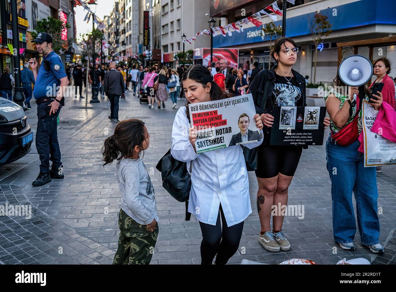 Izmir, Türkei. 20. Mai 2023. Aktivisten nehmen an der Demonstration Teil. Im Basar von Izmirs Karsiyaka-Viertel protestierten Aktivisten gegen das große Tierversuchszentrum, das an der Eylül-Universität 9, einer der wichtigsten Universitäten Izmirs, eröffnet werden soll. Kredit: SOPA Images Limited/Alamy Live News Stockfoto