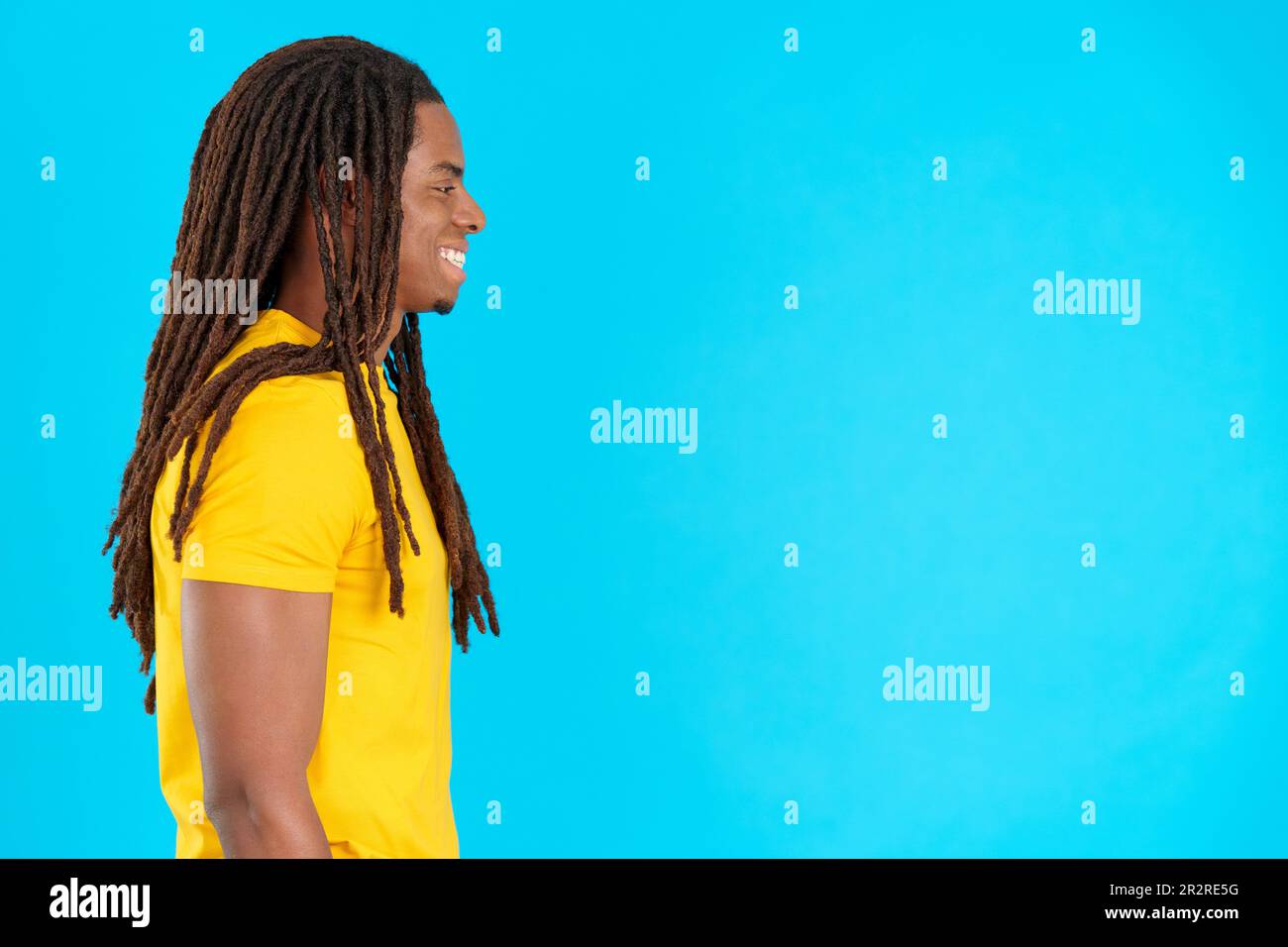 Profil eines lateiners mit Dreadlocks, der nach vorne blickt Stockfoto