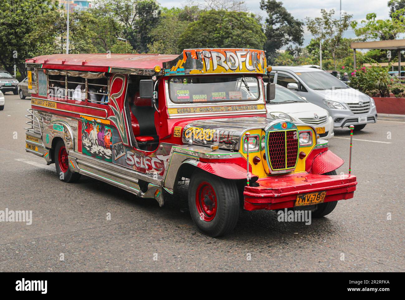 Philippinischer farbenfroher Jeepney, ikonischer Ausstieg aus dem öffentlichen Nahverkehr auf den Philippinen, Modernisierungsplan für den Übergang der Regierung, PUV-Ausstieg für Jeepneys Stockfoto