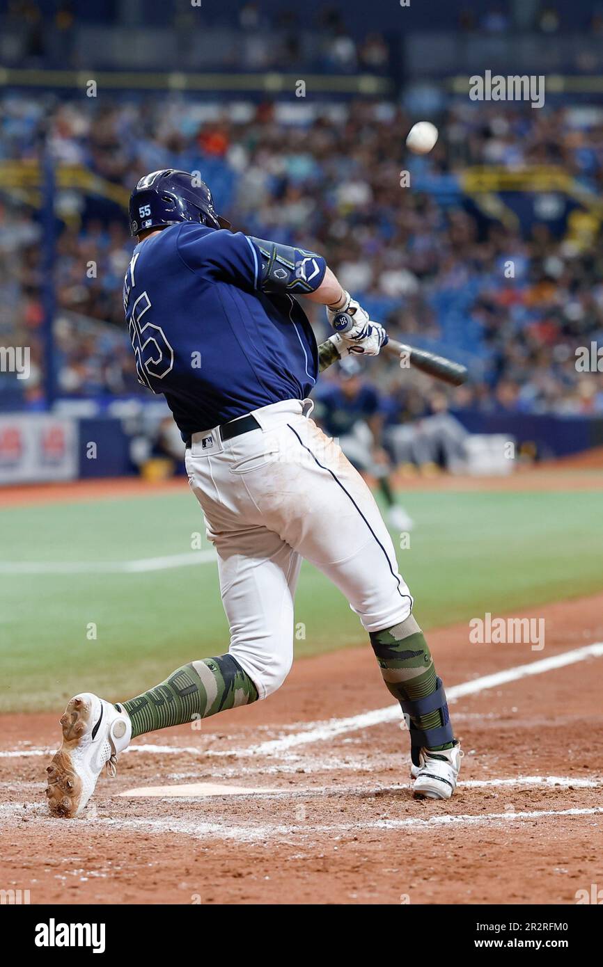 St. Petersburg, Florida, USA; Tampa Bay Rays rechter Fielder Luke Raley (55) fährt einen Ball auf das linke Feld, der während eines Spiels der MLB gegen die Milwau ins Foul schießt Stockfoto