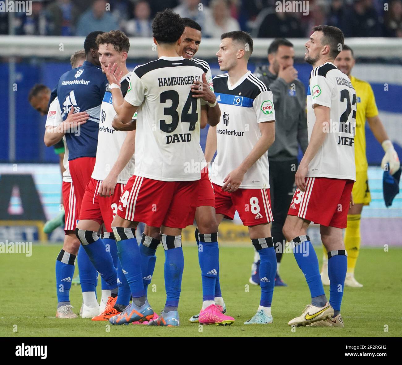 Hamburg, Deutschland. 20. Mai 2023. Fußball: 2. Bundesliga, Spieltag 33, Hamburger SV - SpVgg Greuther Fürth, Volksparkstadion. Hamburgs Spieler jubeln am Ende des Spiels. Kredit: Marcus Brandt/dpa - WICHTIGER HINWEIS: Gemäß den Anforderungen der DFL Deutsche Fußball Liga und des DFB Deutscher Fußball-Bund ist es verboten, im Stadion aufgenommene Fotos und/oder das Spiel in Form von Sequenzbildern und/oder videoähnlichen Fotoserien zu verwenden oder verwenden zu lassen./dpa/Alamy Live News Stockfoto