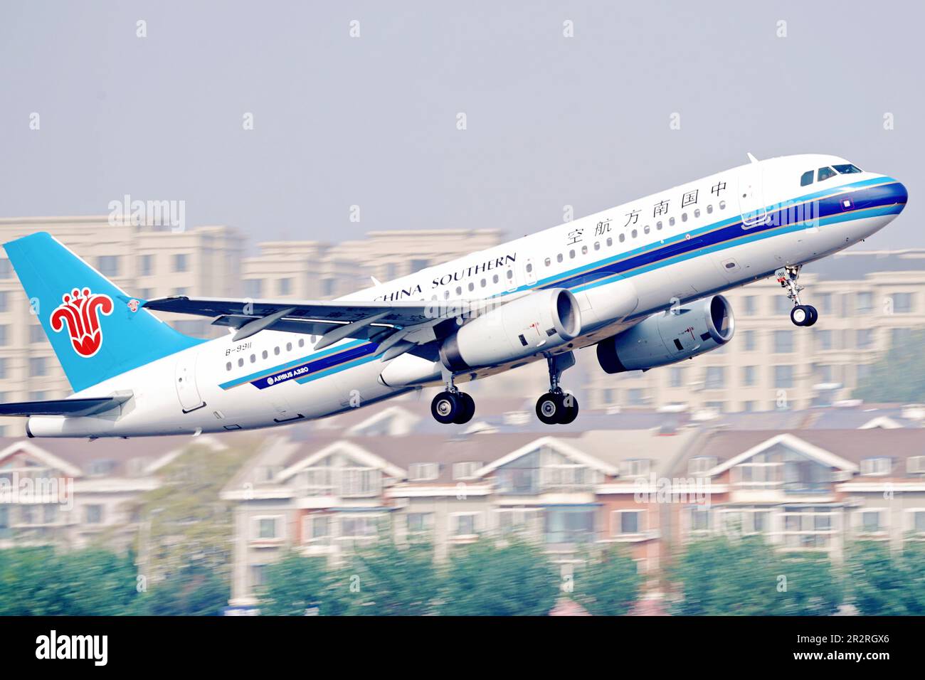 Dalian. 23. Okt. 2019. Diese Datei Foto wurde am 23. Oktober 2019 aufgenommen und zeigt ein Flugzeug von China Southern Airlines, das vom Zhoushuizi International Airport in Dalian, Nordost Chinas Liaoning Province, abhebt. FÜR „China Southern Airlines nimmt Flugstrecke Dalian-Nagoya wieder auf“ Gutschrift: Wang Youmian/Xinhua/Alamy Live News Stockfoto