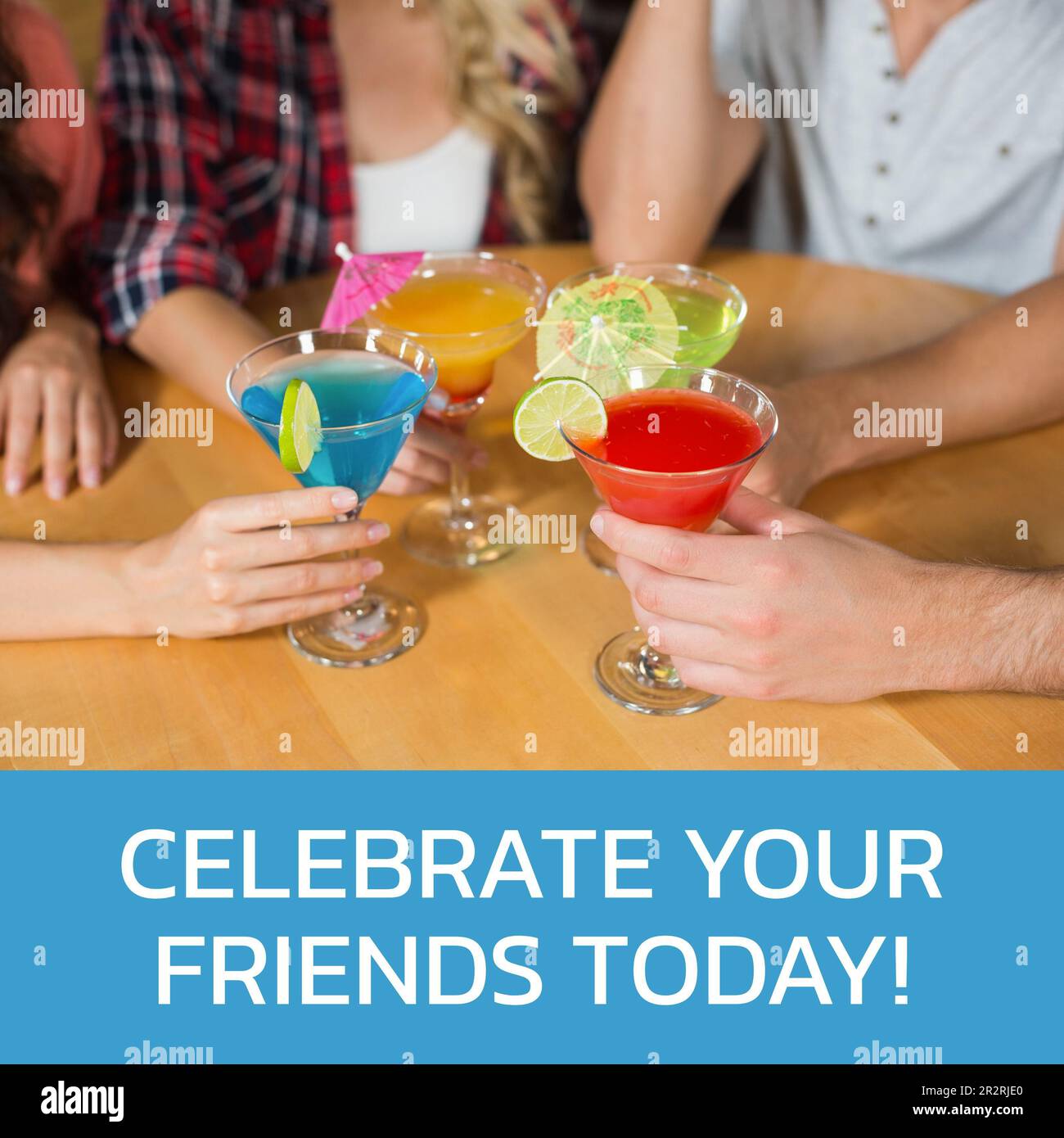 Zusammensetzung des „Happy Friendship Day“-Textes über verschiedene Freunde, die Getränke trinken Stockfoto