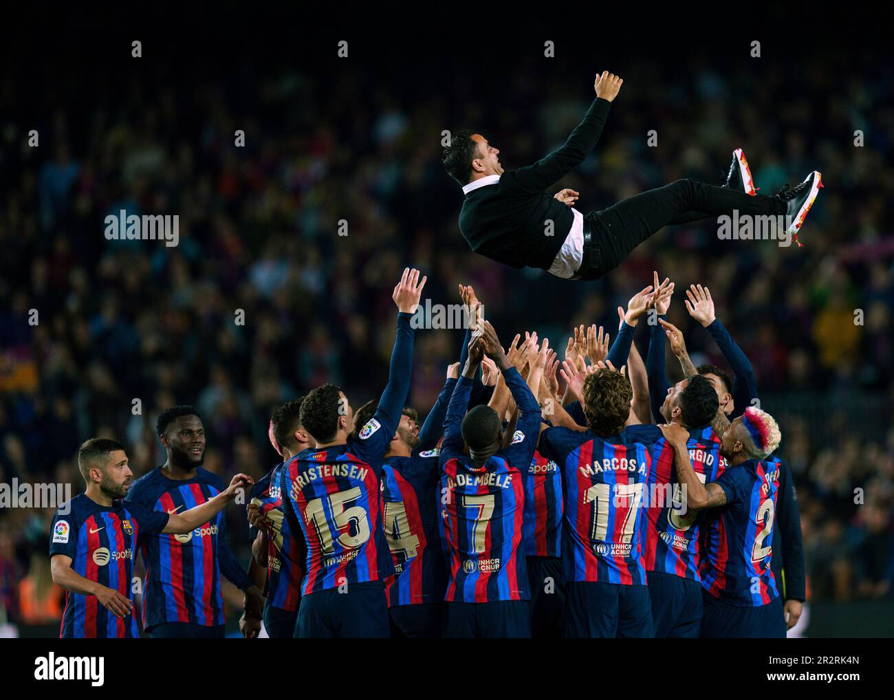 Barcelona, Spanien. 20. Mai 2023. Barcelonas Spieler heben den Head Coach Xavi Hernandez in die Luft, um den Sieg des Meisterschaftstitels nach dem spanischen Fußballspiel La Liga zwischen dem FC Barcelona und der Real Sociedad in Barcelona, Spanien, am 20. Mai 2023 zu feiern. Kredit: Joan Gosa/Xinhua/Alamy Live News Stockfoto