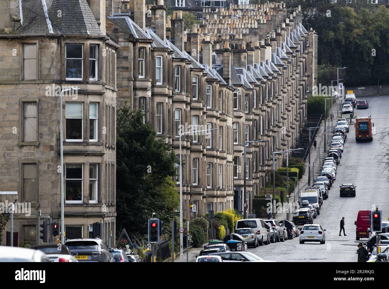 Aktenfoto vom 22. September 09/2020 von Tenement Flats entlang der Comely Bank in Edinburgh. Nach den von den schottischen Konservativen vorgelegten Daten wurde im März dieses Jahres nur ein Fünftel der Anträge auf kurzfristige Vermietung von Immobilien genehmigt. Informationsfreiheit die Antworten von 31 der 32 schottischen Räte zeigten, dass 21 % der 3.148 Anträge genehmigt worden waren. Ausgabedatum: Sonntag, 21. Mai 2023. Stockfoto