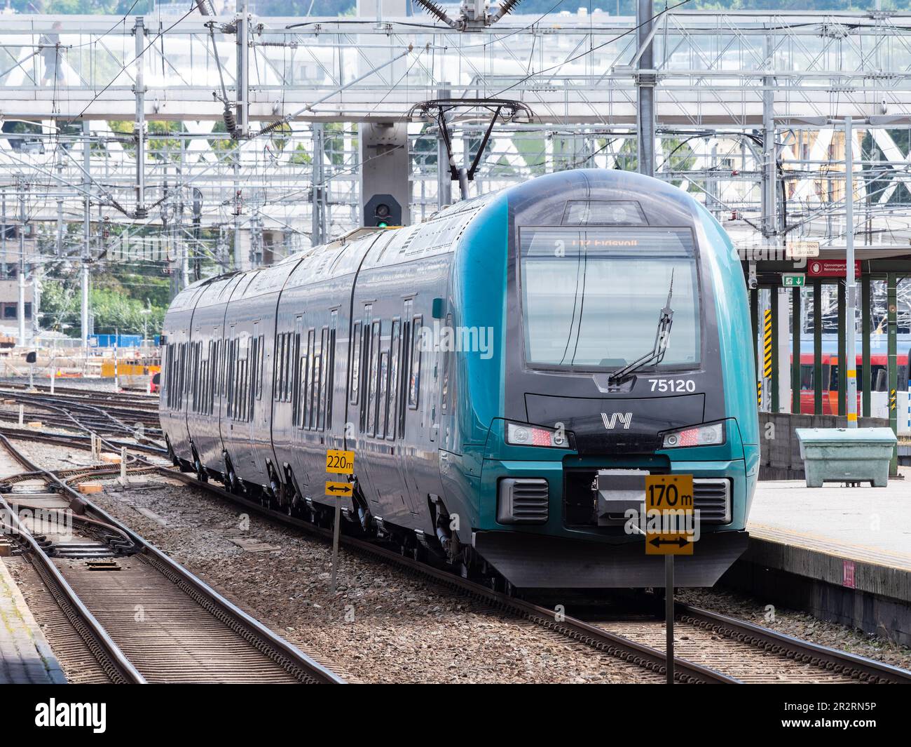 Regionalzug Stadler Flirt in der Aufmachung von Vy, dem norwegischen staatlichen Eisenbahnunternehmen, am Oslo Hauptbahnhof, Oslo S, in Norwegen. Stockfoto