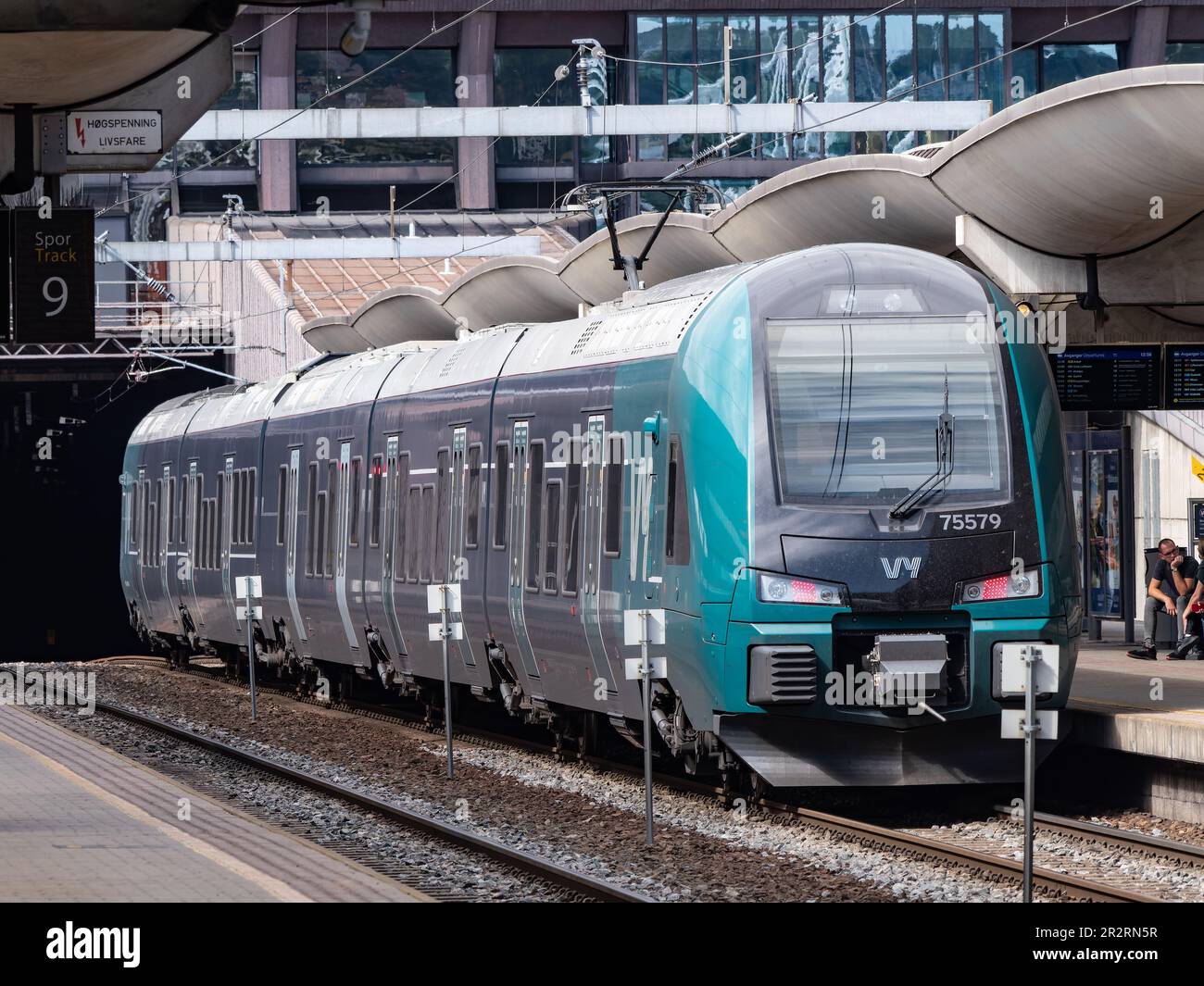 Regionalzug Stadler Flirt in der Aufmachung von Vy, dem norwegischen staatlichen Eisenbahnunternehmen, am Oslo Hauptbahnhof, Oslo S, in Norwegen. Stockfoto