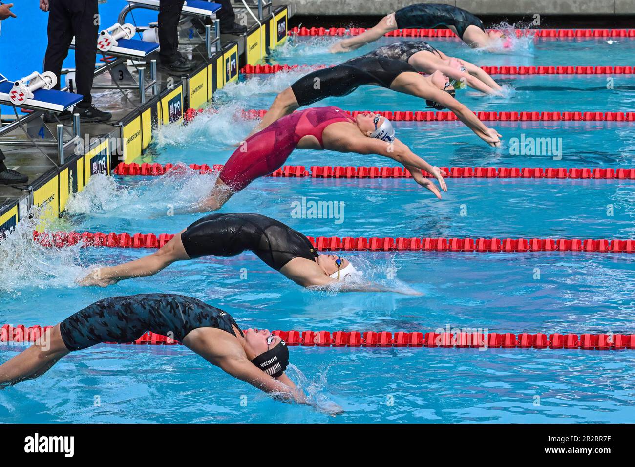 Mission Viejo, Kalifornien, USA. 20. Mai 2023. Olivia Smoliga (Sun Devils Swimming and Diving), Isabelle Stadden (California Aquatics), Rhyan White (Alabama Swimming and Diving) und Claire Curzan (Alto Swim Club) in Lanes 3 bis 6 des 100m Backstroke Women's Final in den USA Swimming 2023 TYR Pro Swim Series, Marguerite Aquatic Center in Mission Viejo, Kalifornien. Justin Fine/CSM/Alamy Live News Stockfoto