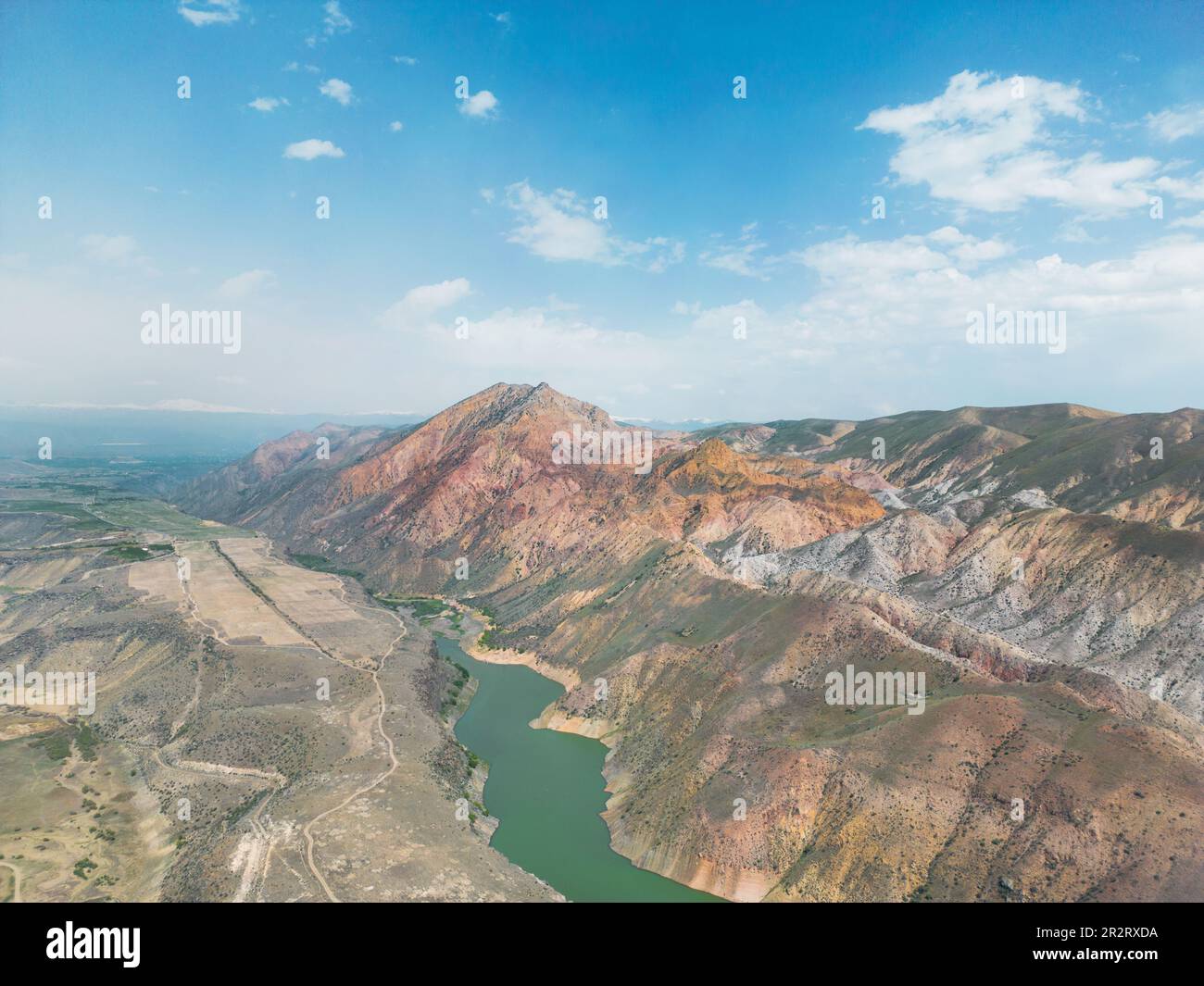 Blick aus der Vogelperspektive auf den Bergsee. Blick auf die Drohne Wasserreservoir im Bergtal. Wunderschöne Aussicht von oben auf der glatten blauen Oberfläche des Bergsees inmitten von Stockfoto