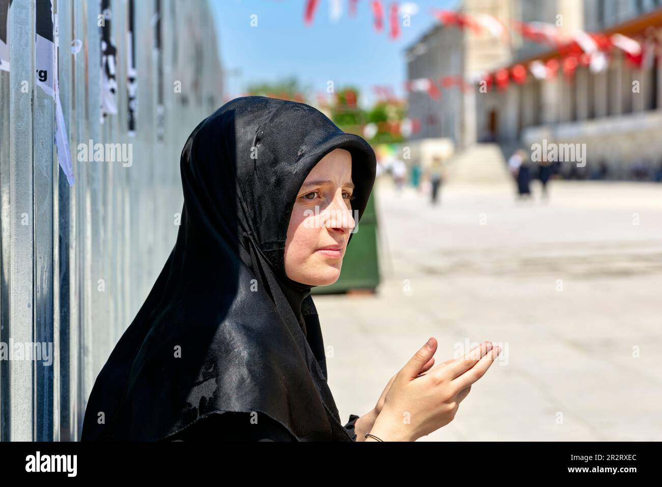 Istanbul Türkei. Porträt einer jungen Frau aus dem Bezirk Fatih Stockfoto