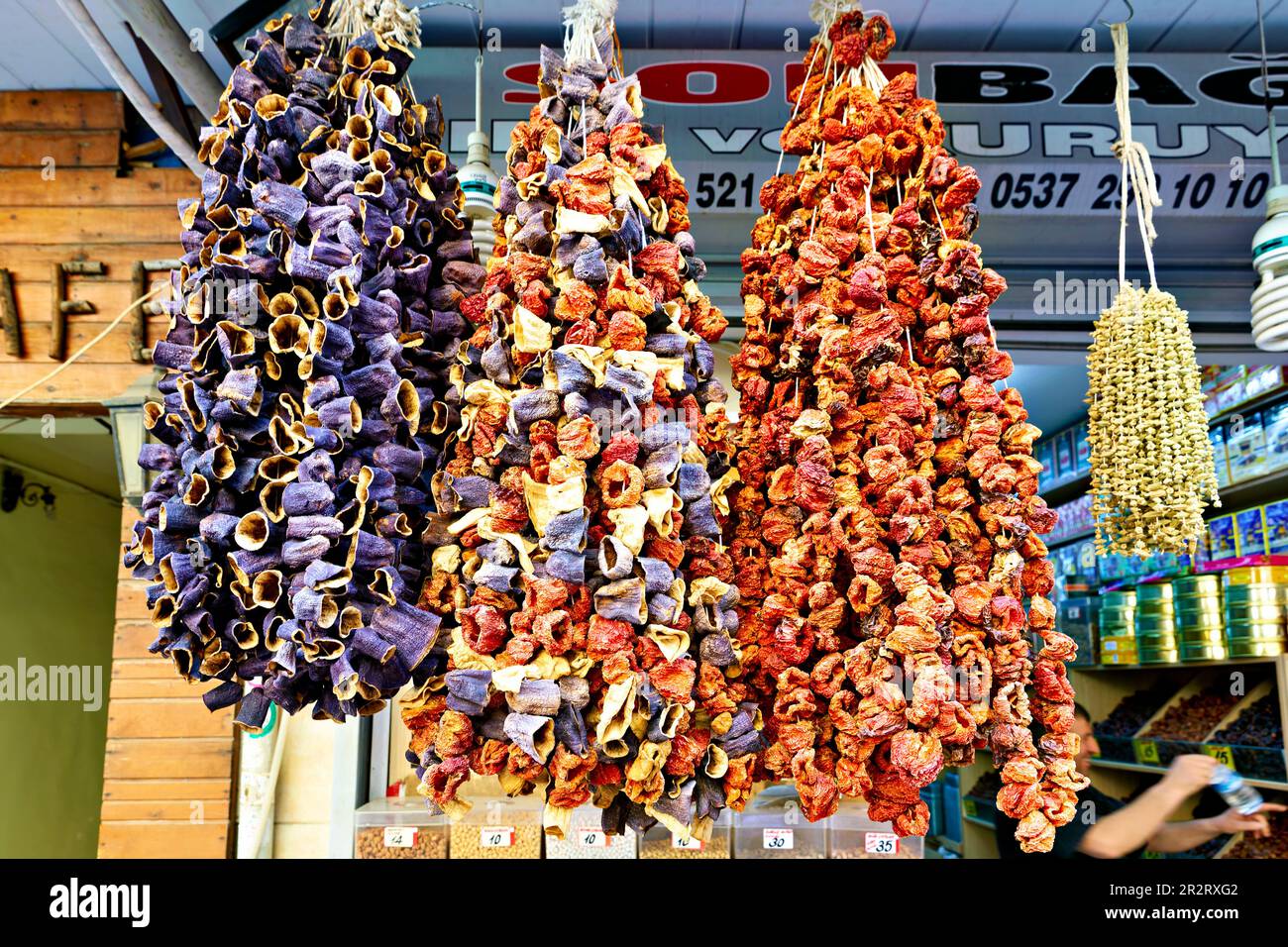 Istanbul Türkei. Straßenmarkt im Viertel Fatih Stockfoto