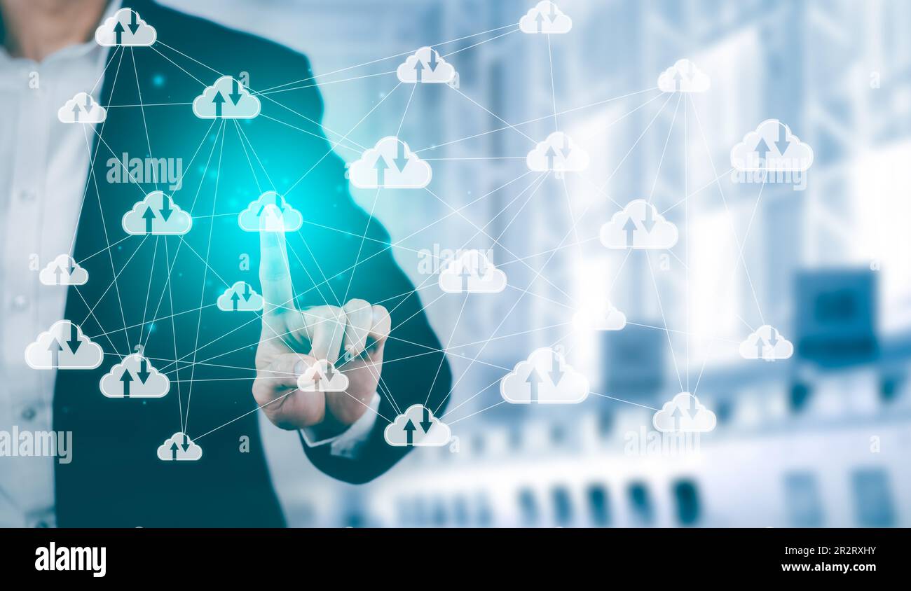 Ein Mann, der auf Daten zugreift, stellt über das Konzept des Internet Storage Network für Cloud-Computing-Technologie und eine große Datenbank Big Data über Inte eine Verbindung her Stockfoto