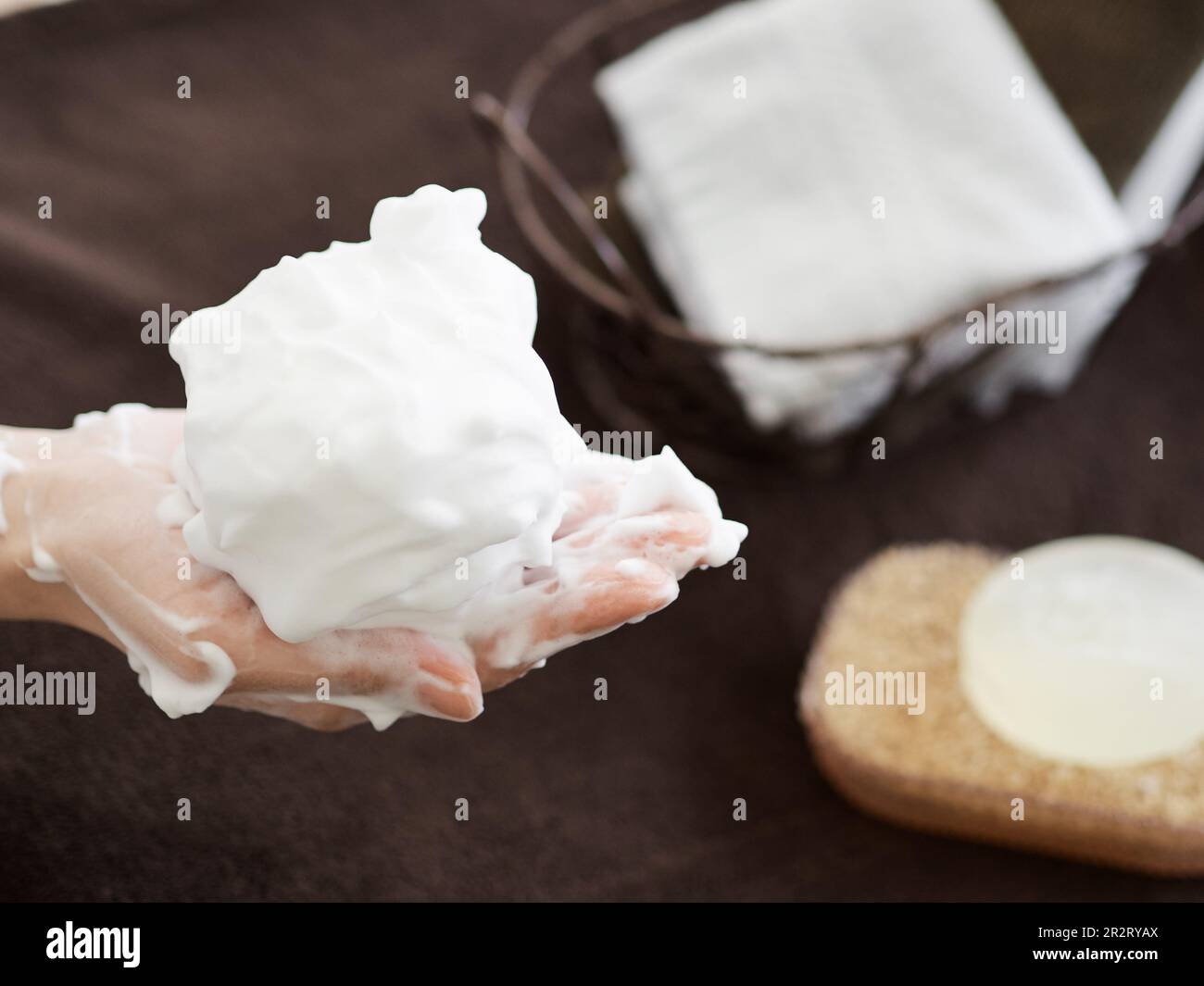 Japanische Frau mit Reinigungsschaum Stockfoto