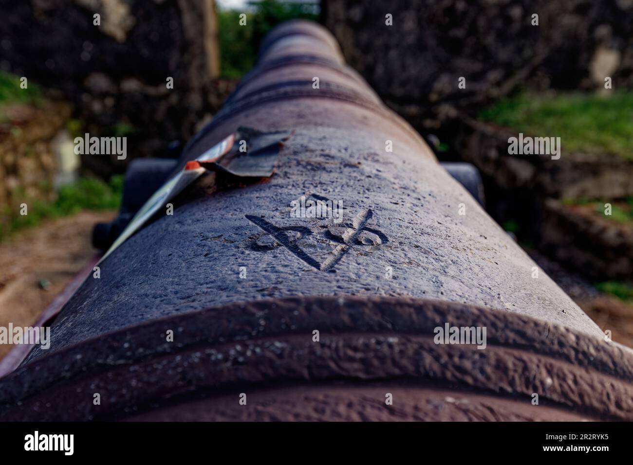 VOC-Zeichen des alten Feuerkanons in der niederländischen Festung Galle Sri Lanka als deutscher Emporer Stockfoto