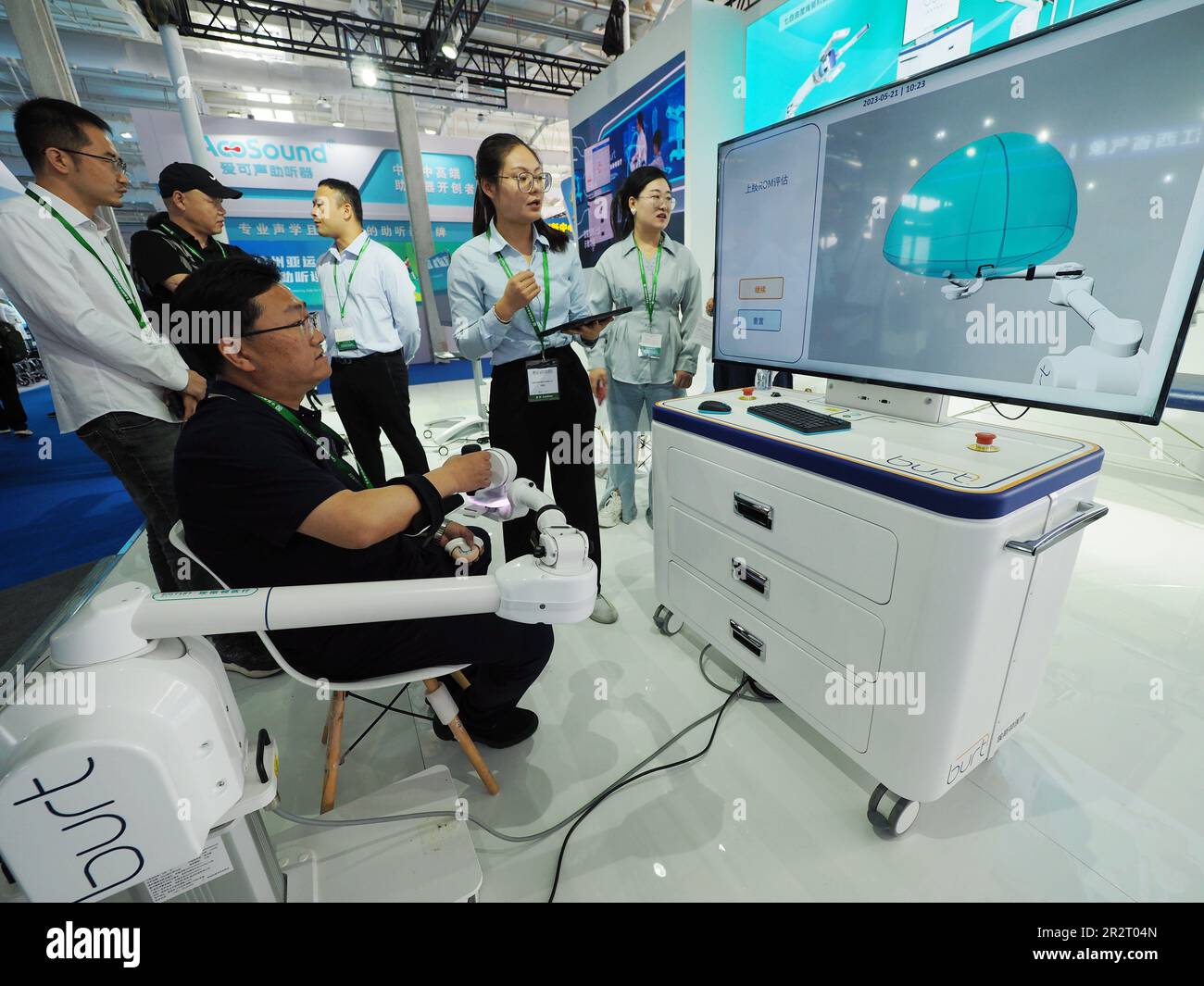 PEKING, CHINA - 21. MAI 2023 - Besucher erleben das „Upper Limb Rehabilitation Training System“ auf der China International Rehabilitation Expo in Stockfoto