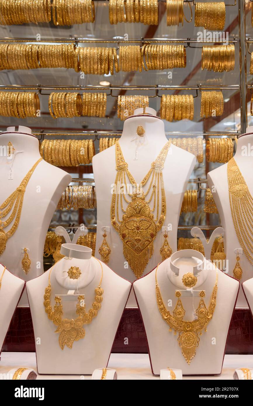 Verzierte goldene Halsketten und Armreifen im Angebot in Dubai Gold Souk, Khor Dubai (Dubai Creek), Dubai, Vereinigte Arabische Emirate Stockfoto