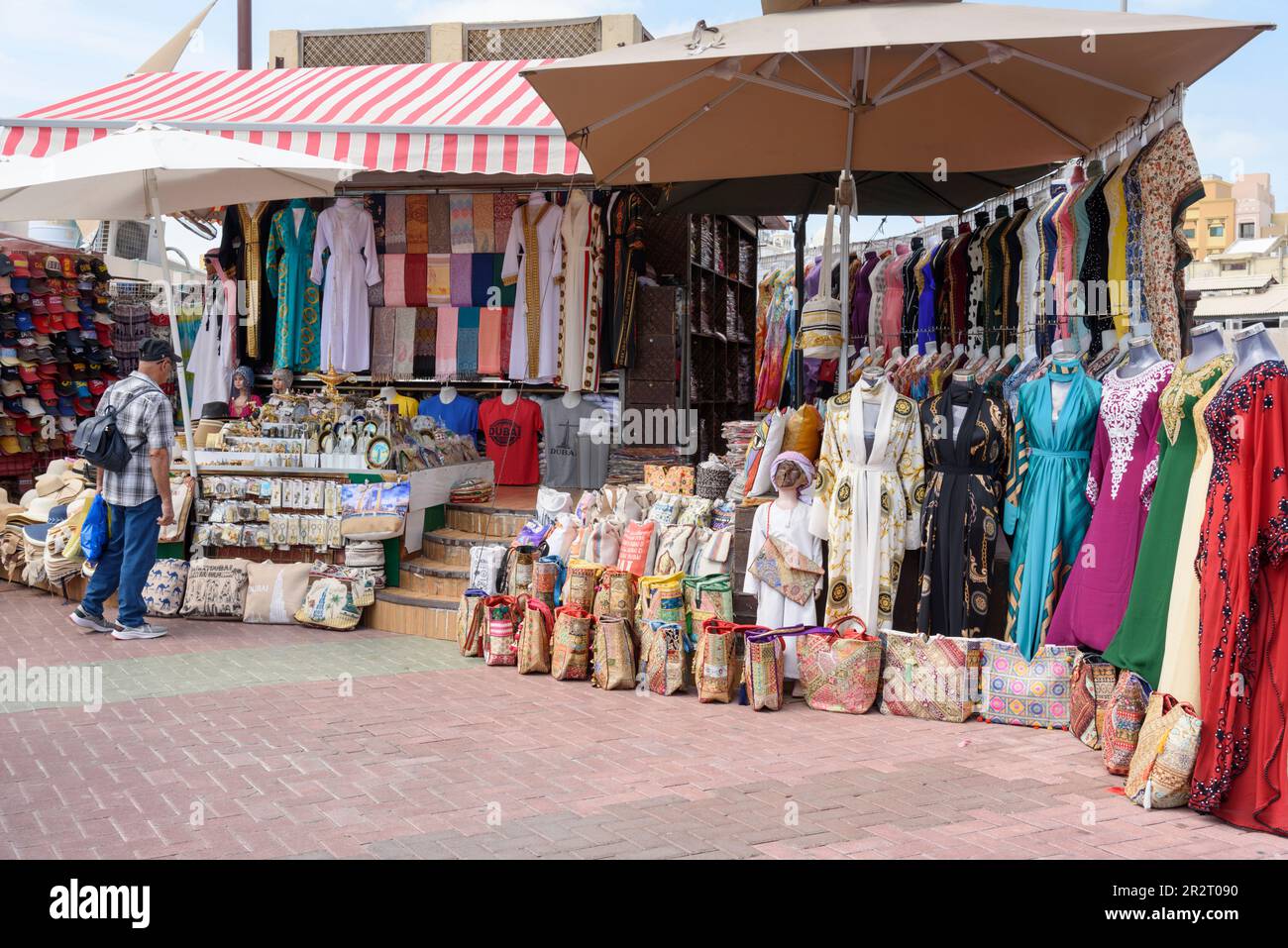 Kaufen Sie traditionelle arabische Kleidung und Souvenirs in Khor Dubai (Dubai Creek), Dubai, Vereinigte Arabische Emirate Stockfoto