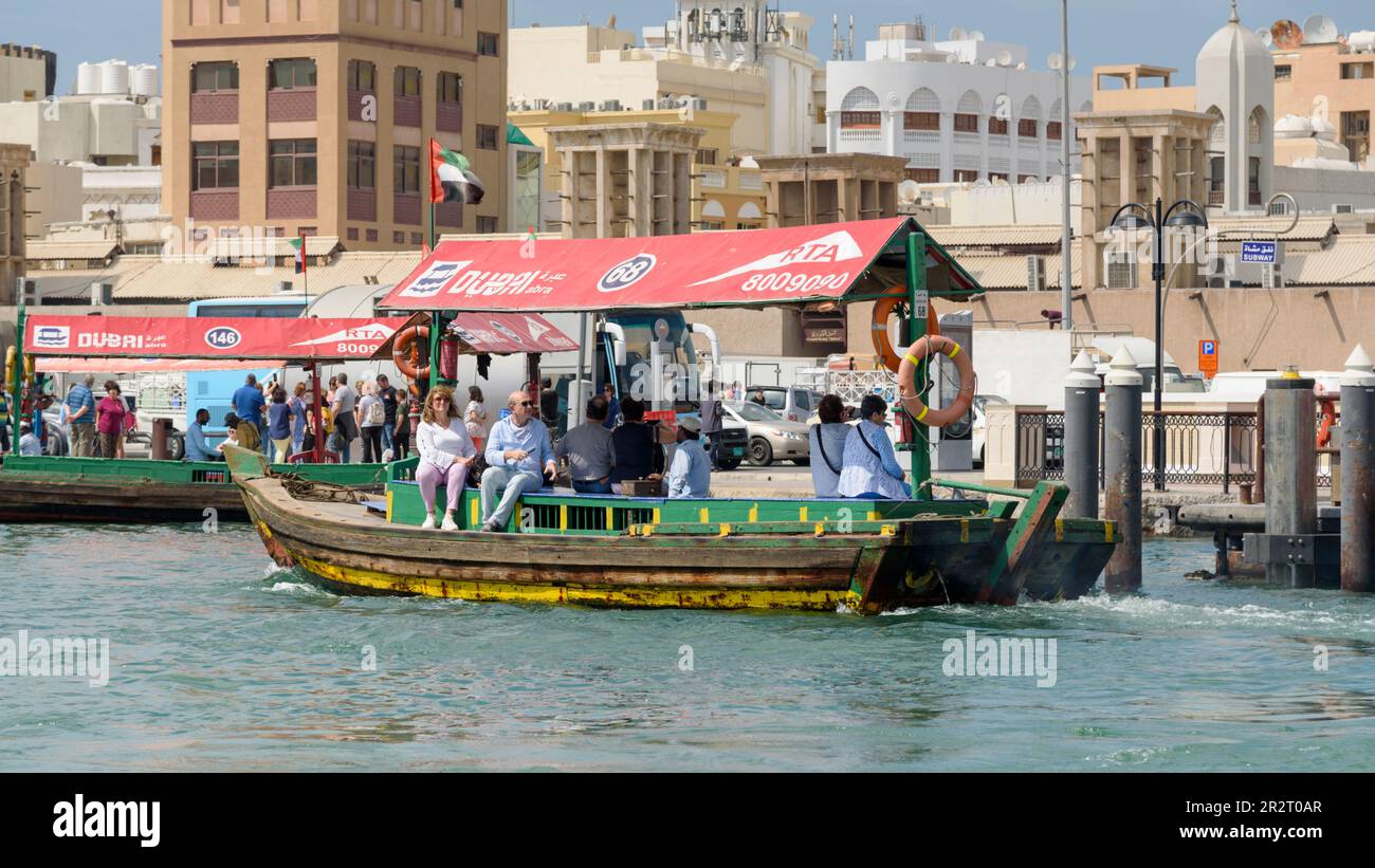 Abra-Fähren oder Wassertaxis auf Khor Dubai (Dubai Creek), Dubai, Vereinigte Arabische Emirate Stockfoto