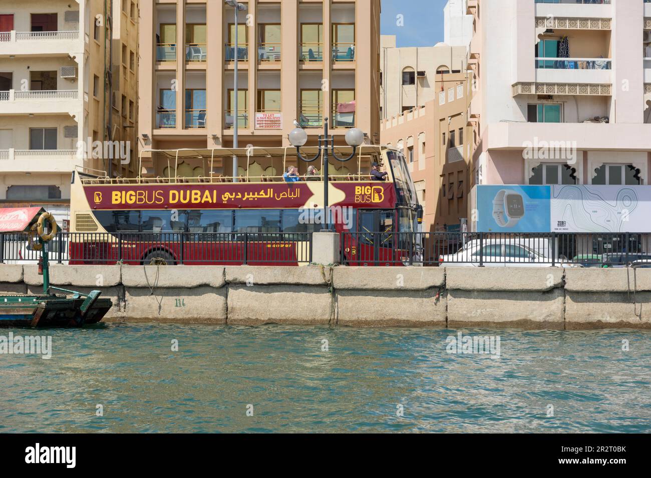 Big Bus Hop-on-Hop-off-Sightseeing-Tour mit offenem Oberdeck durch Dubai, Khor Dubai (Dubai Creek), Dubai, Vereinigte Arabische Emirate Stockfoto