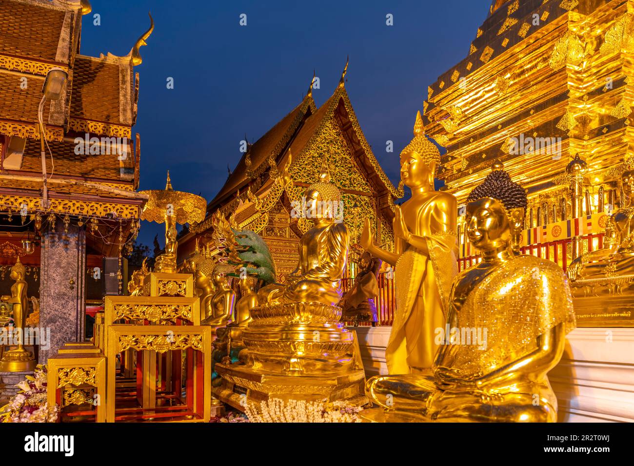 Buddha Statuen im buddhistischen Tempelanlage Wat Phra That Doi Suthep, Wahrzeichen von Chiang Mai in der Abenddämmerung, Thailand, Asien | Buddh Stockfoto