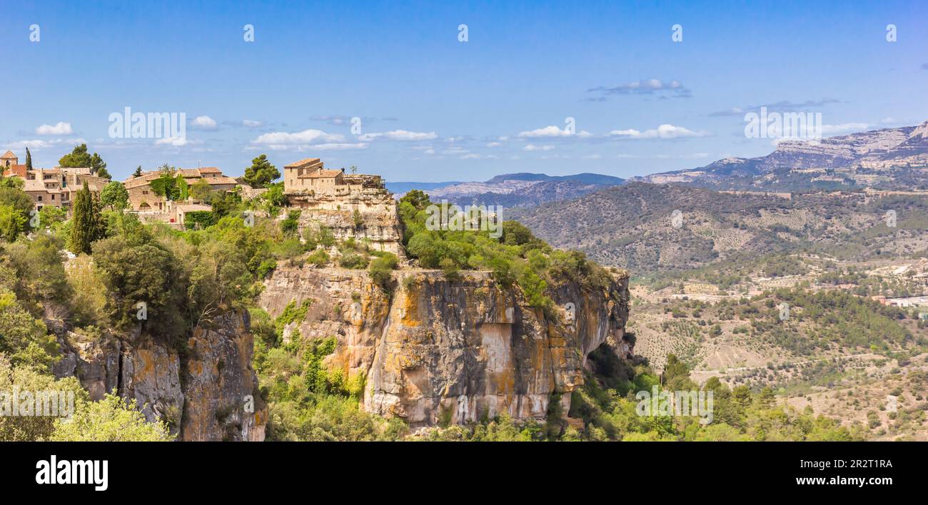 Panoramablick auf historische Gebäude auf den Klippen des Bergdorfes Siurana, Spanien Stockfoto