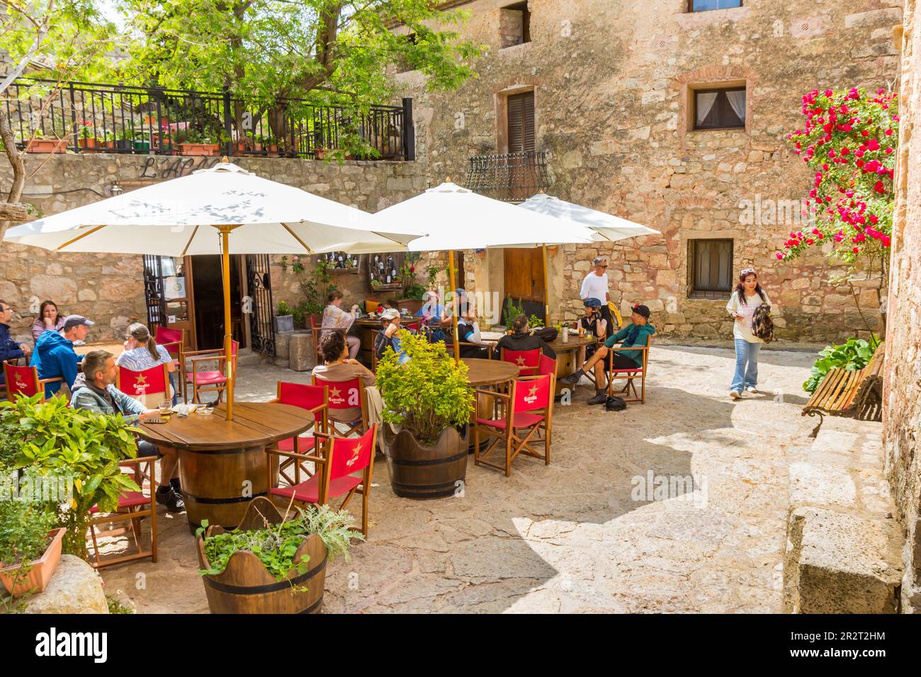 Menschen essen und trinken in einem Restaurant im historischen Dorf Siurana, Spanien Stockfoto
