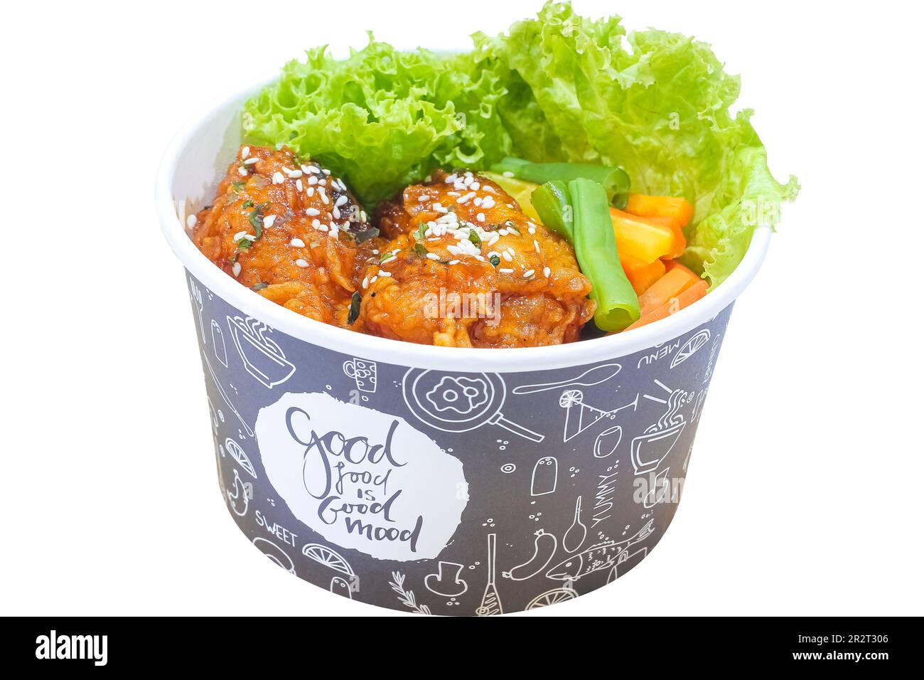 Gebratenes Hähnchen in scharfer Sauce mit Sesam und Chicken Katsu mit Gemüse isoliert auf weißem Hintergrund. Fast-Food-Konzept Stockfoto