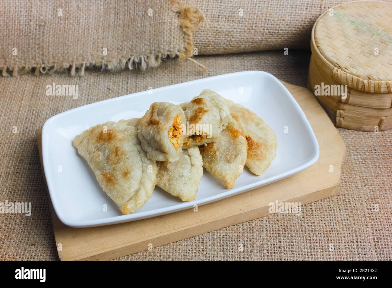 Cireng MERCON gefüllt mit scharfem Hühnerfleisch, ein typisches Essen ...
