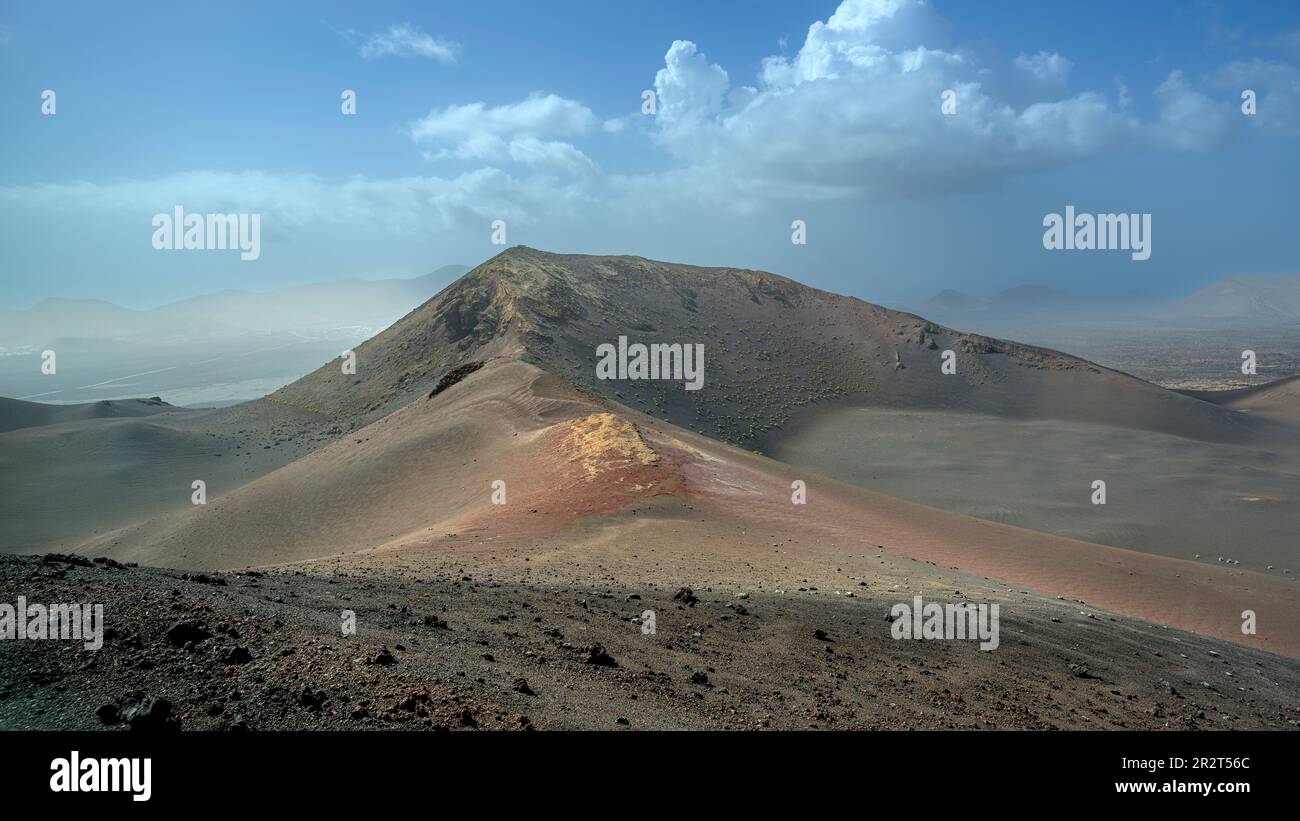 Blick auf die vulkanische Landschaft im Valle del Silencio, Tal der Stille im Timanfaya-Nationalpark auf Lanzarote, Kanarische Inseln, Spanien Stockfoto