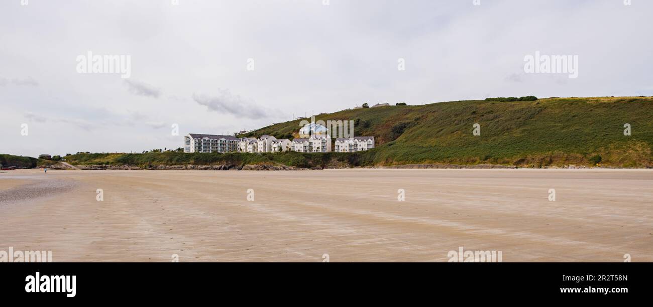 Blick auf den irischen Strand von Inchydoney. Die irische Küste des Atlantischen Ozeans an einem sonnigen Sommertag. Am Meer Stockfoto