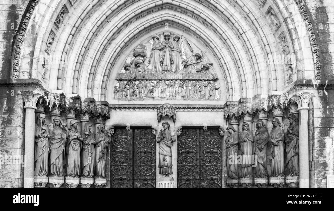 Detail der Fassade der Kathedrale von Cork. Die Fassade des Gebäudes. Neogotischer Stil. Skulptur am Vordereingang von fünf Weisen und Narren Stockfoto