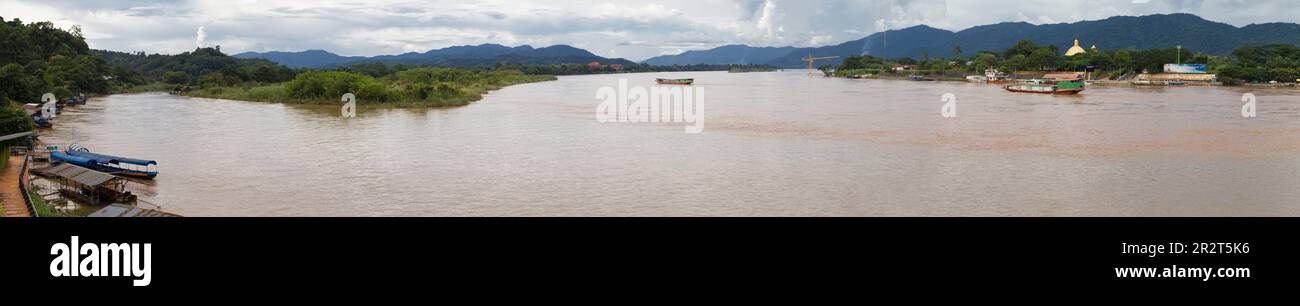 Zusammenfluss der Flüsse Ruak und Mekong an der Grenze Myanmar-Thailand-Laos von SOP Ruak, Thailand. Stockfoto