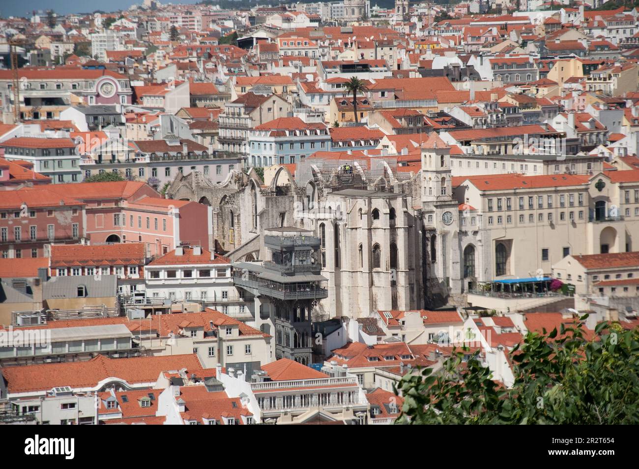 Blick von St. George's Castle - Dächer, St. Just's Lift, Carmo Kloster, Fluss Tagus, Lissabon, Portugal Stockfoto