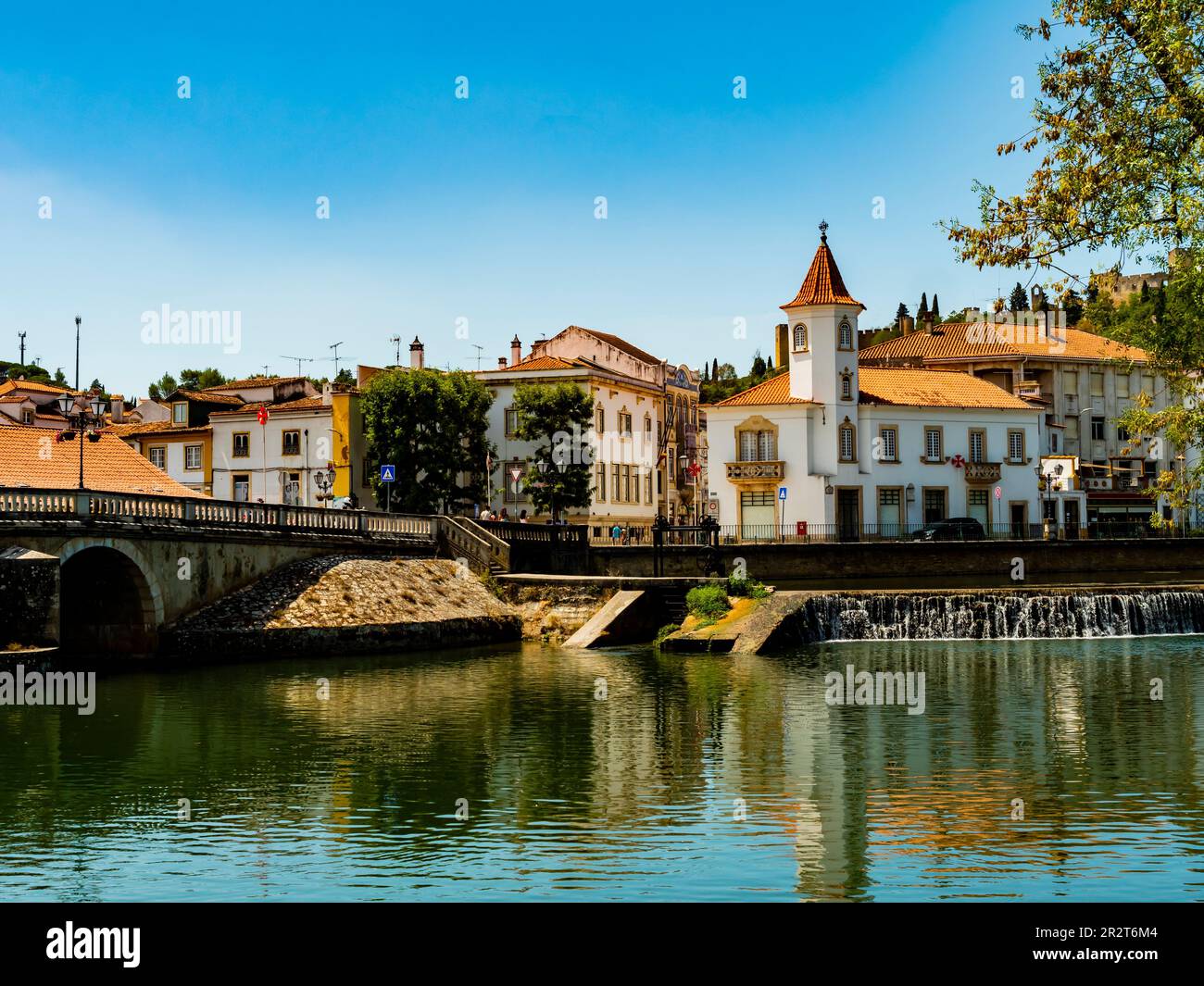 Die atemberaubende Skyline von Tomar spiegelt sich im Nabao River, Santarem District, Portugal Stockfoto