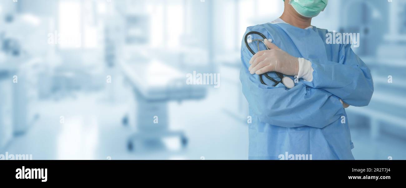 Ein Arzt, ein Chirurg, der ein Stethoskop vor dem Hintergrund eines Operationssaals in der Hand hält, symbolisiert medizinische Expertise, Gesundheitswesen und Medica Stockfoto