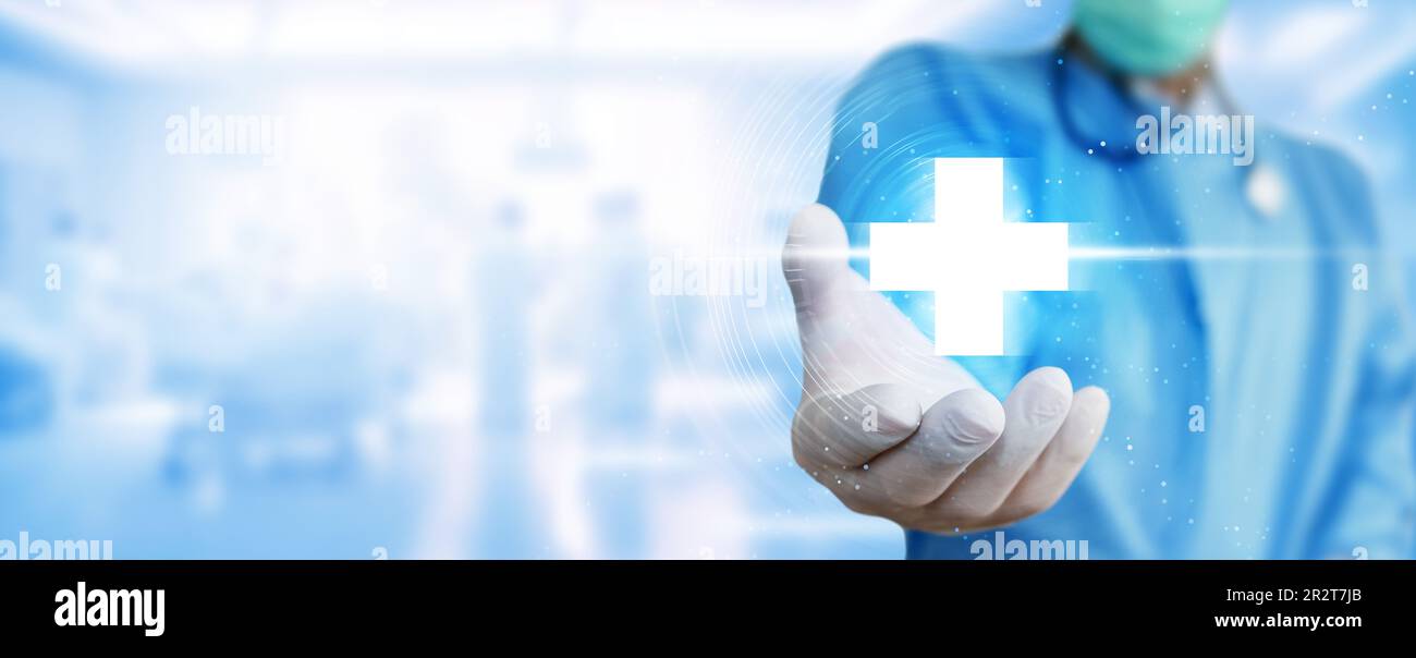 Gesundheitswesen und medizinischer Hintergrund. Ein Arzt, Chirurg, hält Medical Cross Symbol, mit Health Care und Versicherungskonzepten. Stockfoto