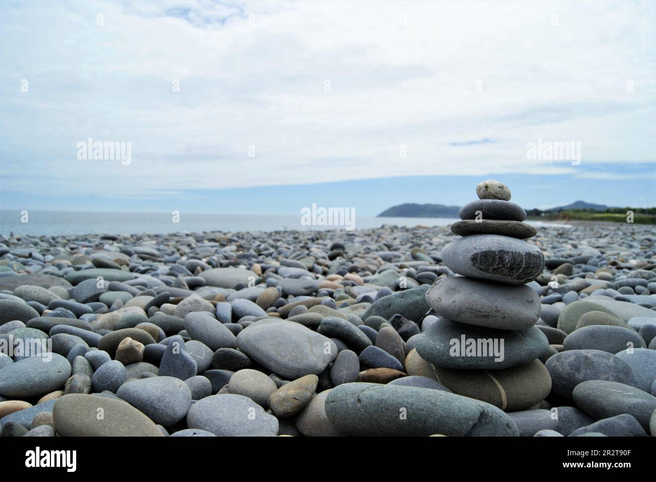Zen-Türme an einem steinigen Strand. Türme aus Kieselsteinen. Stockfoto